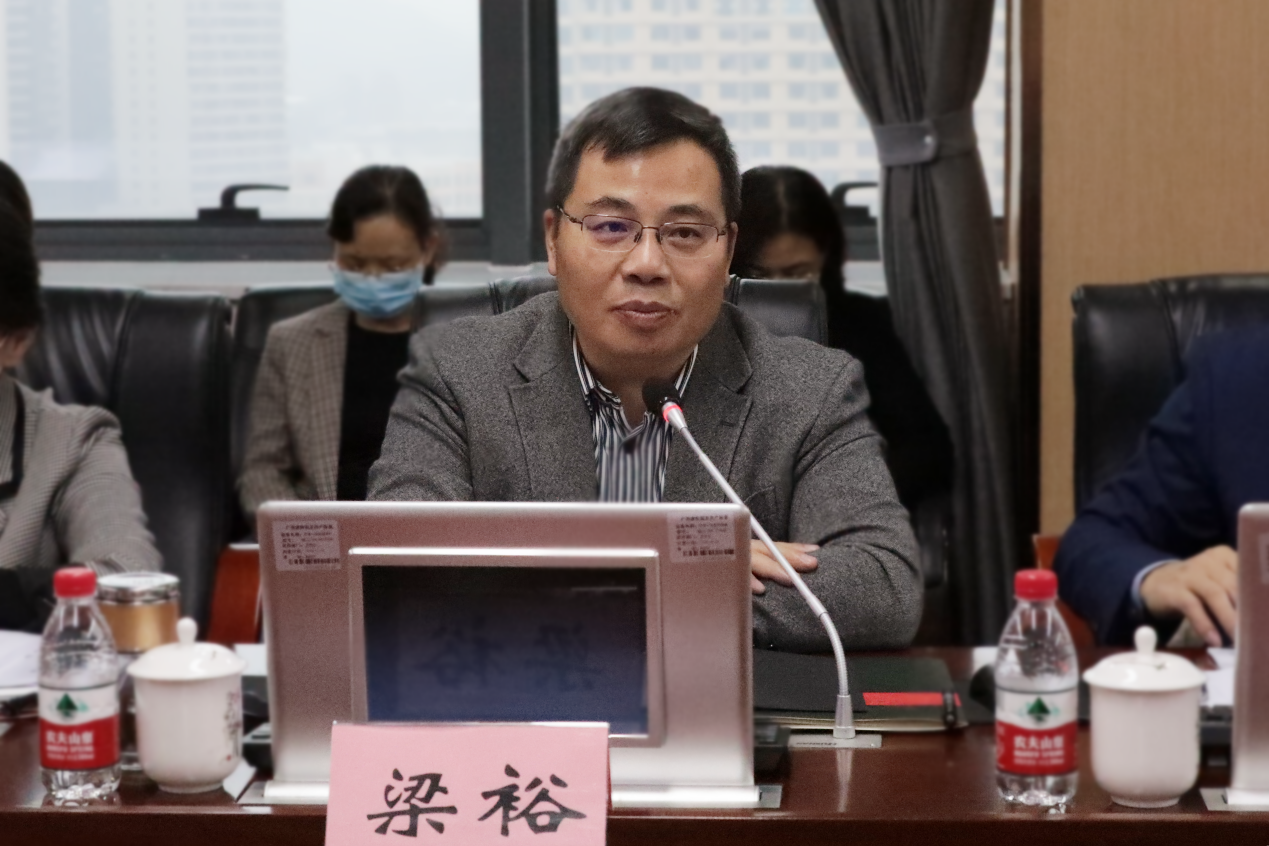 自治区教育厅专家组组长梁裕校长在会上发言